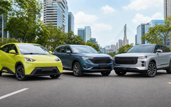 Tres carros eletrificados no Brasil: compacto eletrico e SUVs hibridos em avenida moderna